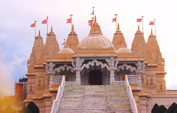 गाय गंगा और मंदिर या समान नागरिक संहिता