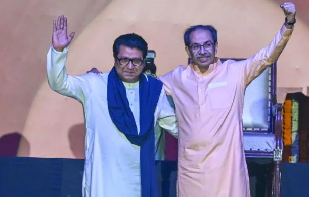 महाराष्ट्र के मुंबई में राज ठाकरे और उद्धव ठाकरे ने एक ...